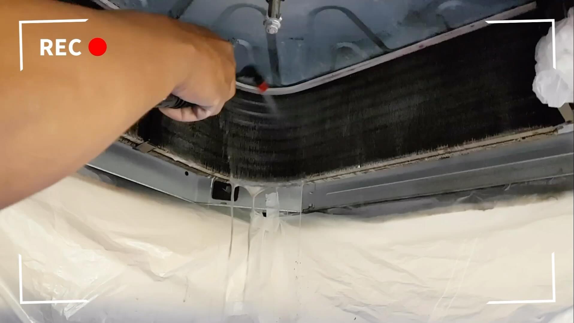 🔧 Lavagem Profunda de Sistema Cassete: A Eficiência que Seu Ambiente Precisa! 🌬️

Confira nossa metodologia de manutenção preventiva em ação! Realizamos a lavagem profunda em sistemas de ar-condicionado tipo cassete, garantindo um ambiente mais saudável, eficiente e livre de impurezas.

🚫 Redução de impurezas
🌿 Melhor qualidade do ar
💪 Equipamentos com vida útil prolongada

Assista ao vídeo e conheça o cuidado e o profissionalismo de nossa equipe em cada etapa!

#ManutençãoPreventiva #QualidadeDoAr #SistemasCassete #PMOC #Eficiência